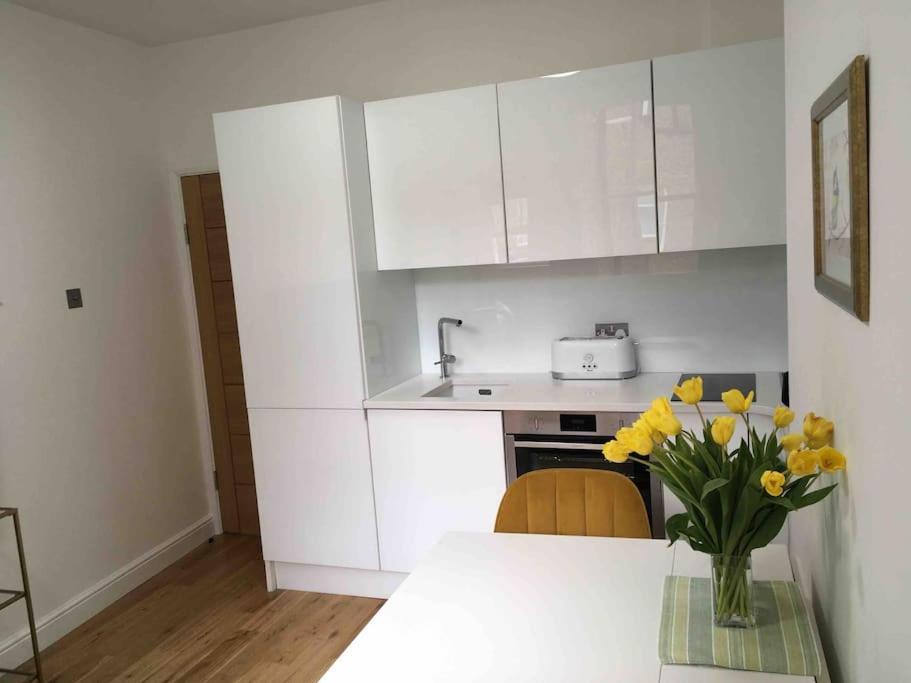 לונדון Newly Refurbished 2-Bedroom Flat In Notting Hill מראה חיצוני תמונה